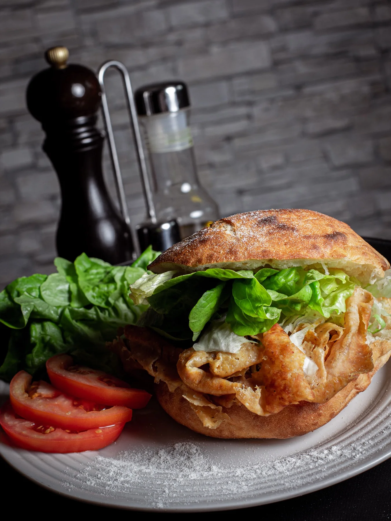 Kebab im Taschenbrot mit frischem Salat und Tomaten